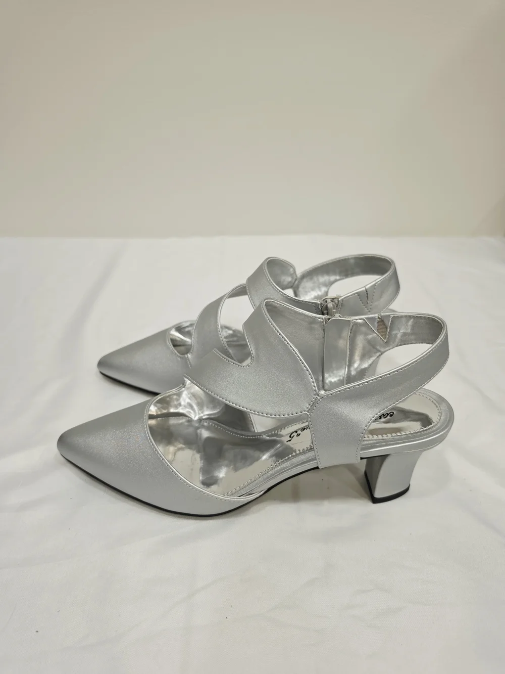 easy street Silver Satin Venue Wide Size 9 Crisscross Pointed-Toe Heels